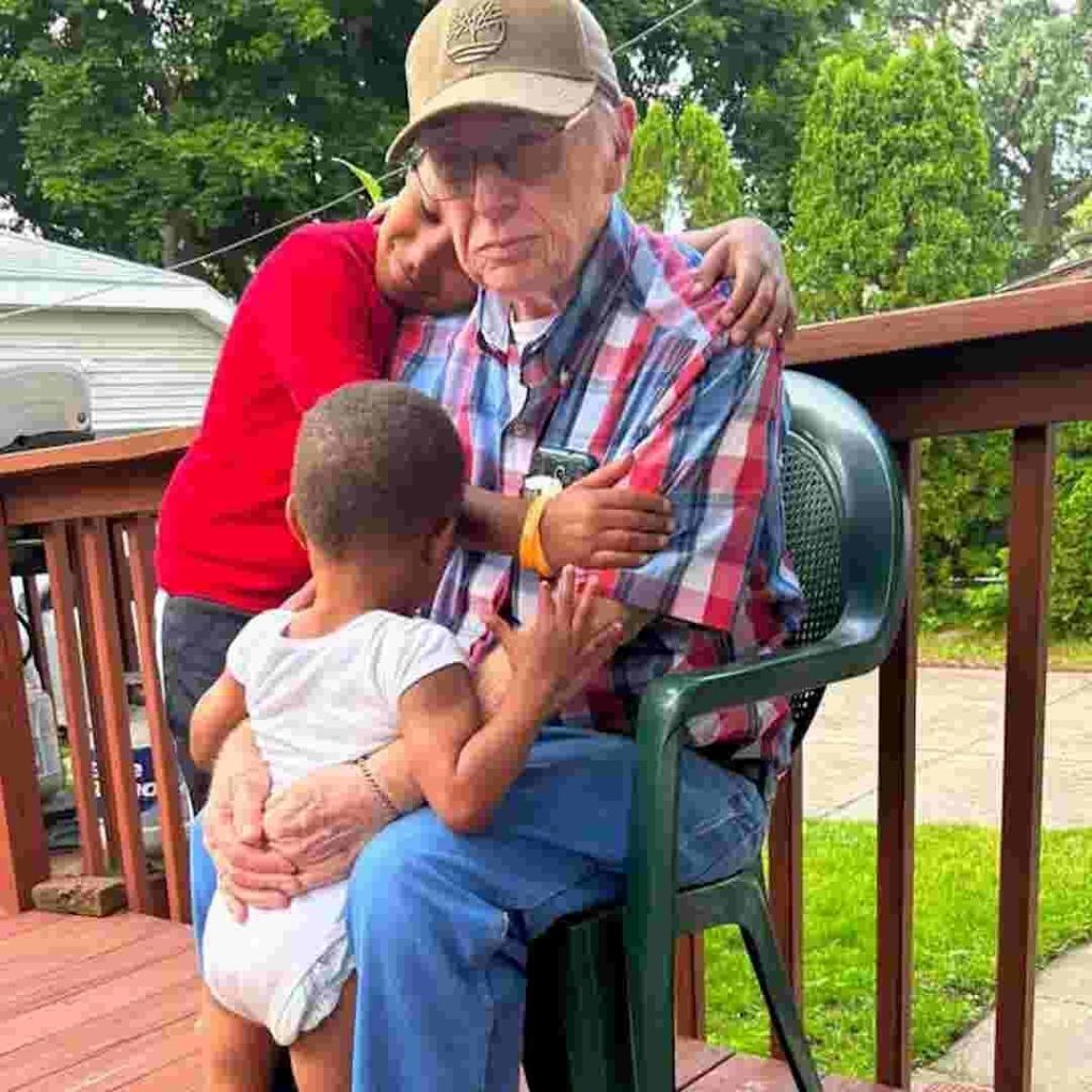 An 82-year-old man who felt alone and lost his wife chooses to assist his new neighbours.