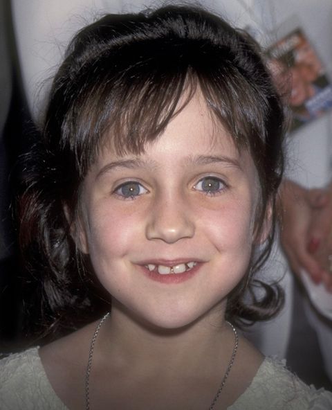 She burst onto the scene as an adorable little girl in ‘Matilda’, but then had to quit acting and take up work as a nanny as she “didn’t have the Hollywood beauty” Mara Wilson, now 37, refused to “get cosmetic surgery”… well, she’s grown up now, and you better sit down before you see how she looks Pic