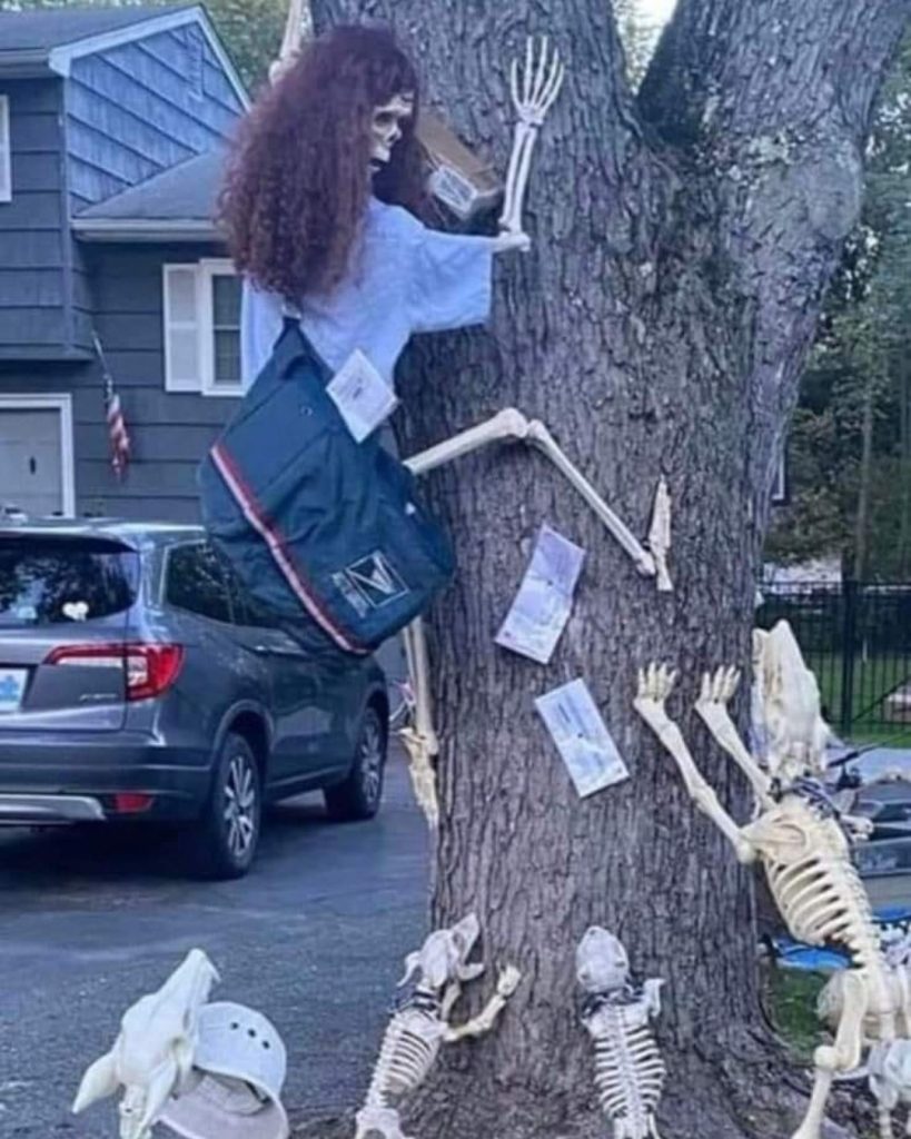 Neighbor’s Hilarious Response to Halloween Decoration Criticism Went Viral!