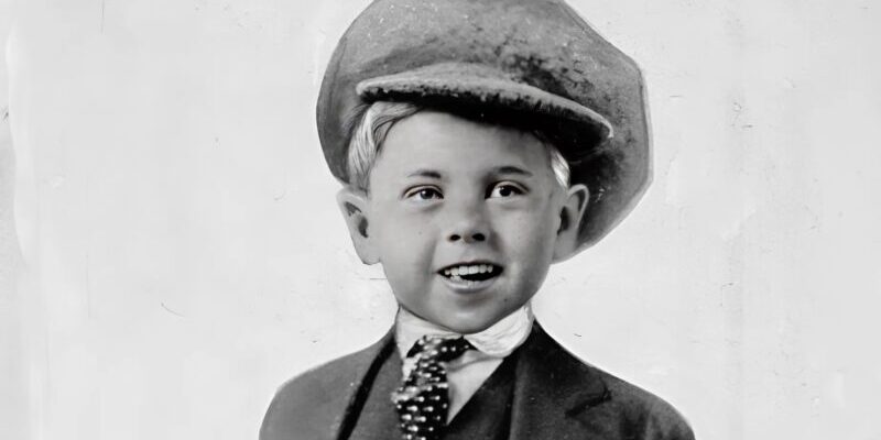 Do you recognize this face? This little boy would grow up to become one of Hollywood’s most iconic actors…