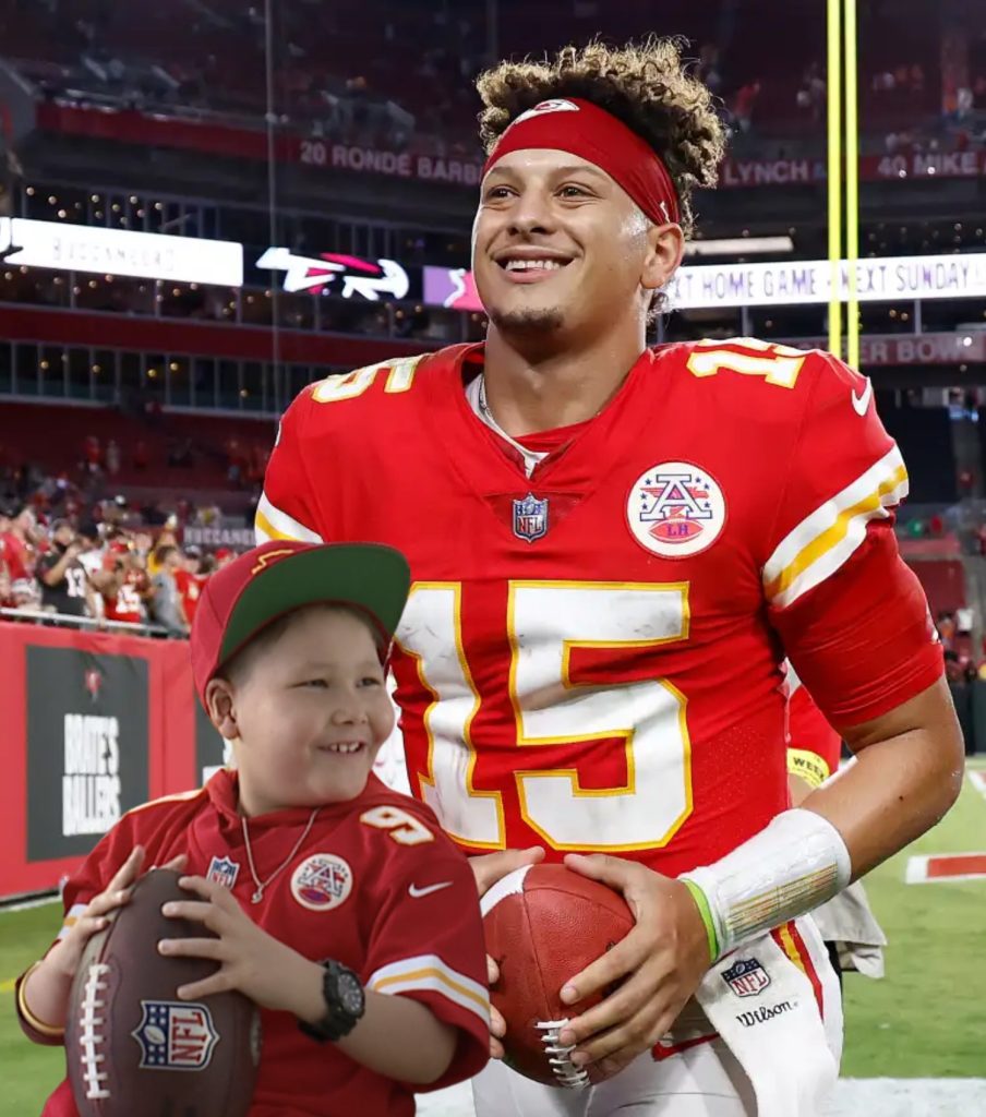 Patrick Mahomes Sees Manager Kicking Out Little Boy Asking For Leftovers, Decides It’s Lesson Time!