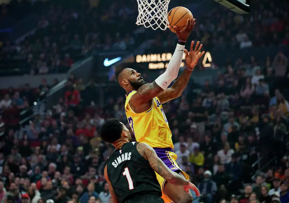 LeBron James scores 40 points to lead Lakers past Trail Blazers 110-102