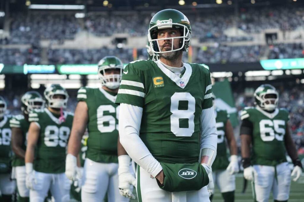 REPORT: Aaron Rodgers “Pleaded” With New York Jets To Keep Him